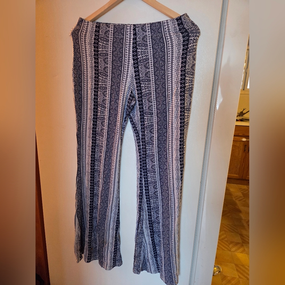 Design Lab Lord & Taylor Groovy Bohemian Bellbottom Stretchy Pants
